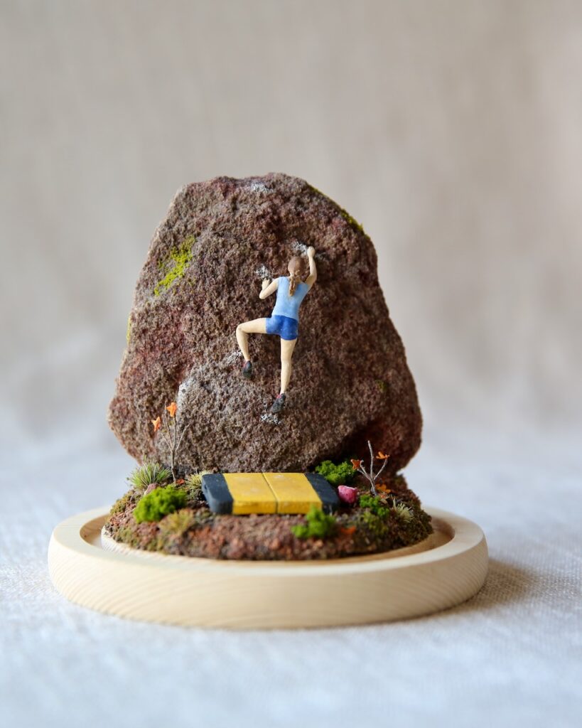 Grimpeuse miniature évoluant sur un rocher, scène rappelant le site de bloc de Lodève