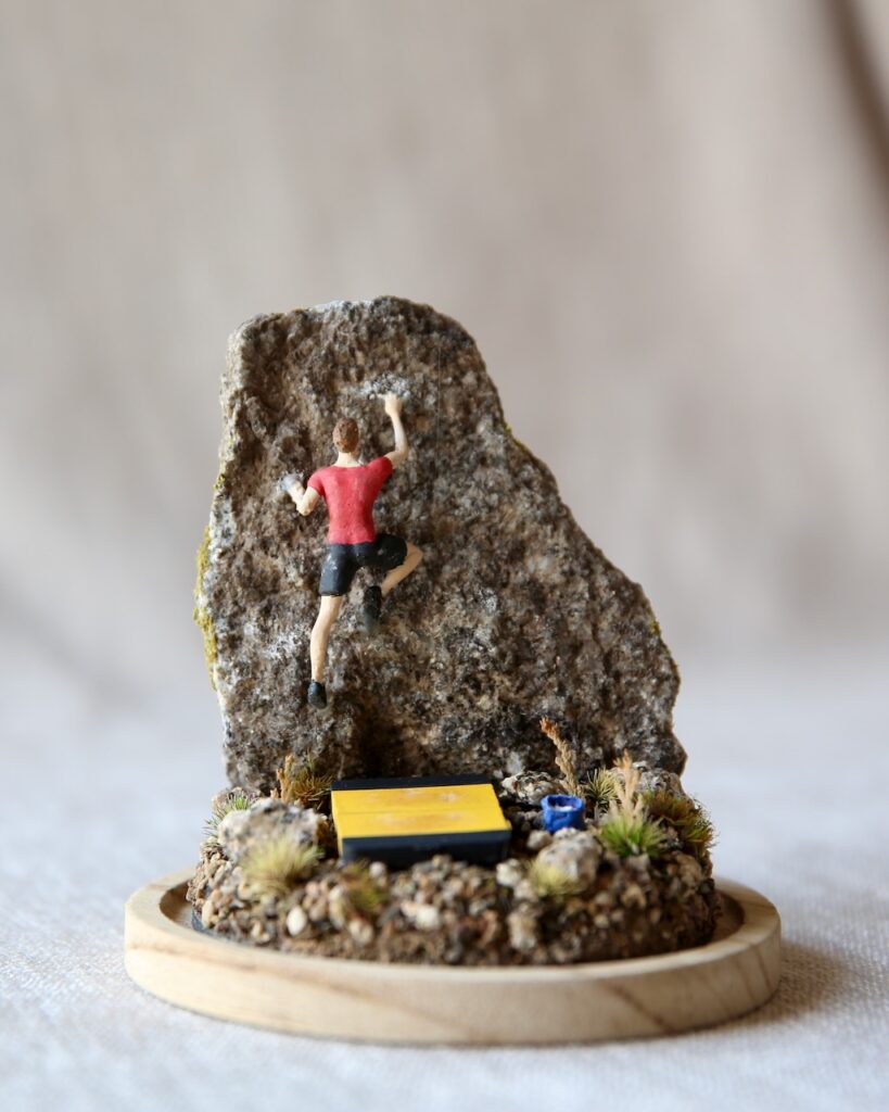 Scène miniature d'un grimpeur sur un bloc, inspiré du chaos de Targasonne