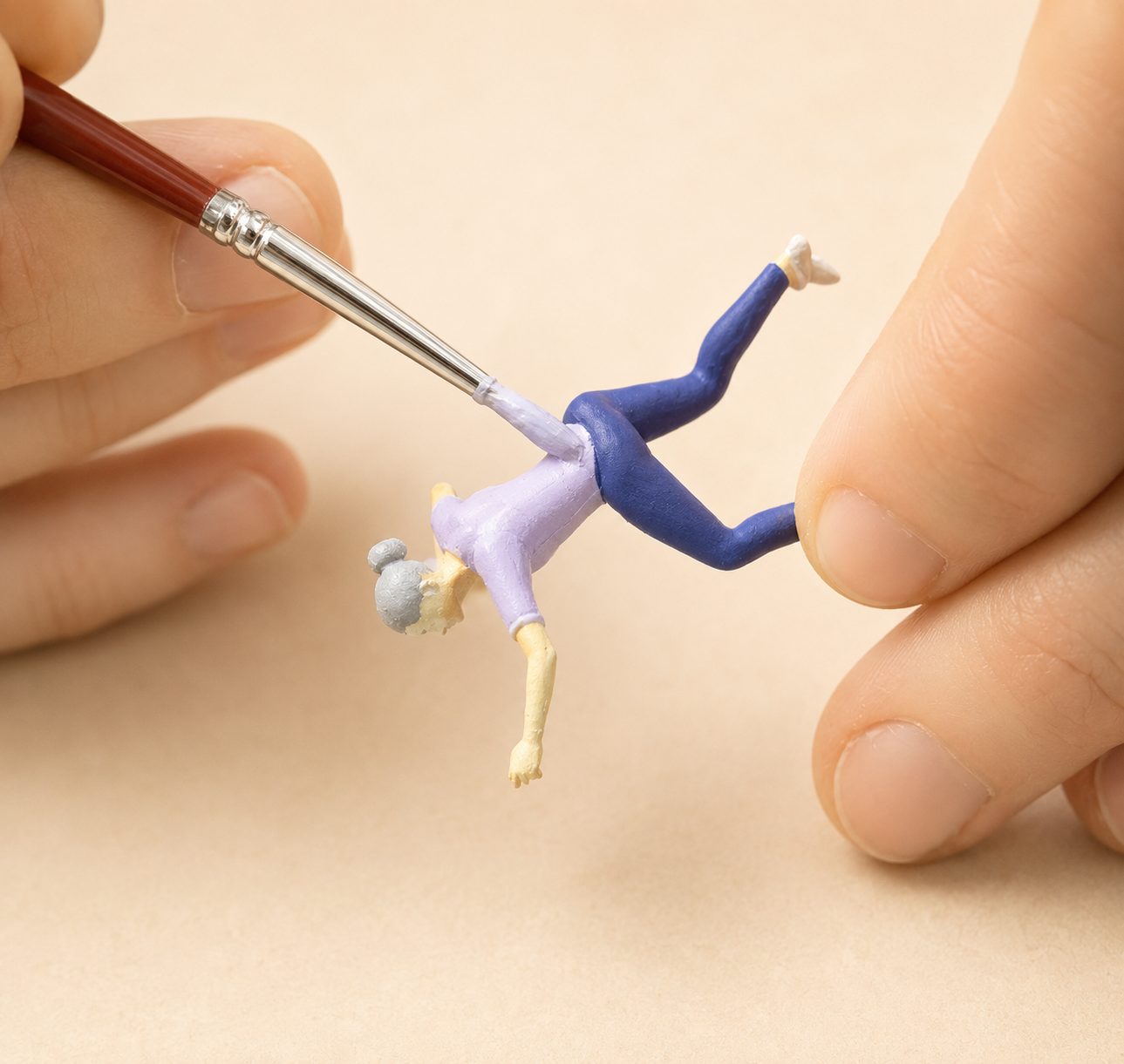 Peinture à la main d'une figurine de grimpeur pour un diorama d'escalade