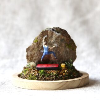 Diorama d'escalade inspiré du site de Laramade, réalisé avec un véritable rocher