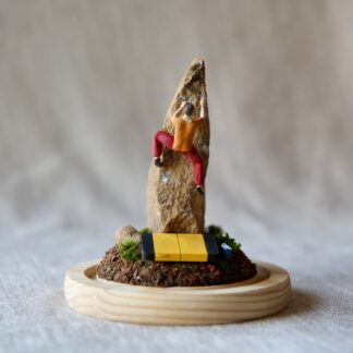 Diorama d'escalade inspiré du site de bloc de Lodève, réalisé à partir d'un véritable rocher
