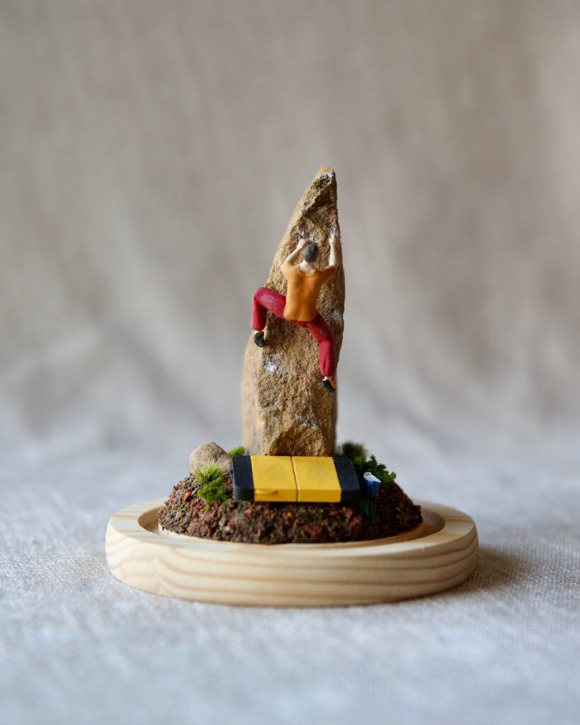 Diorama d'escalade inspiré du site de bloc de Lodève, réalisé à partir d'un véritable rocher